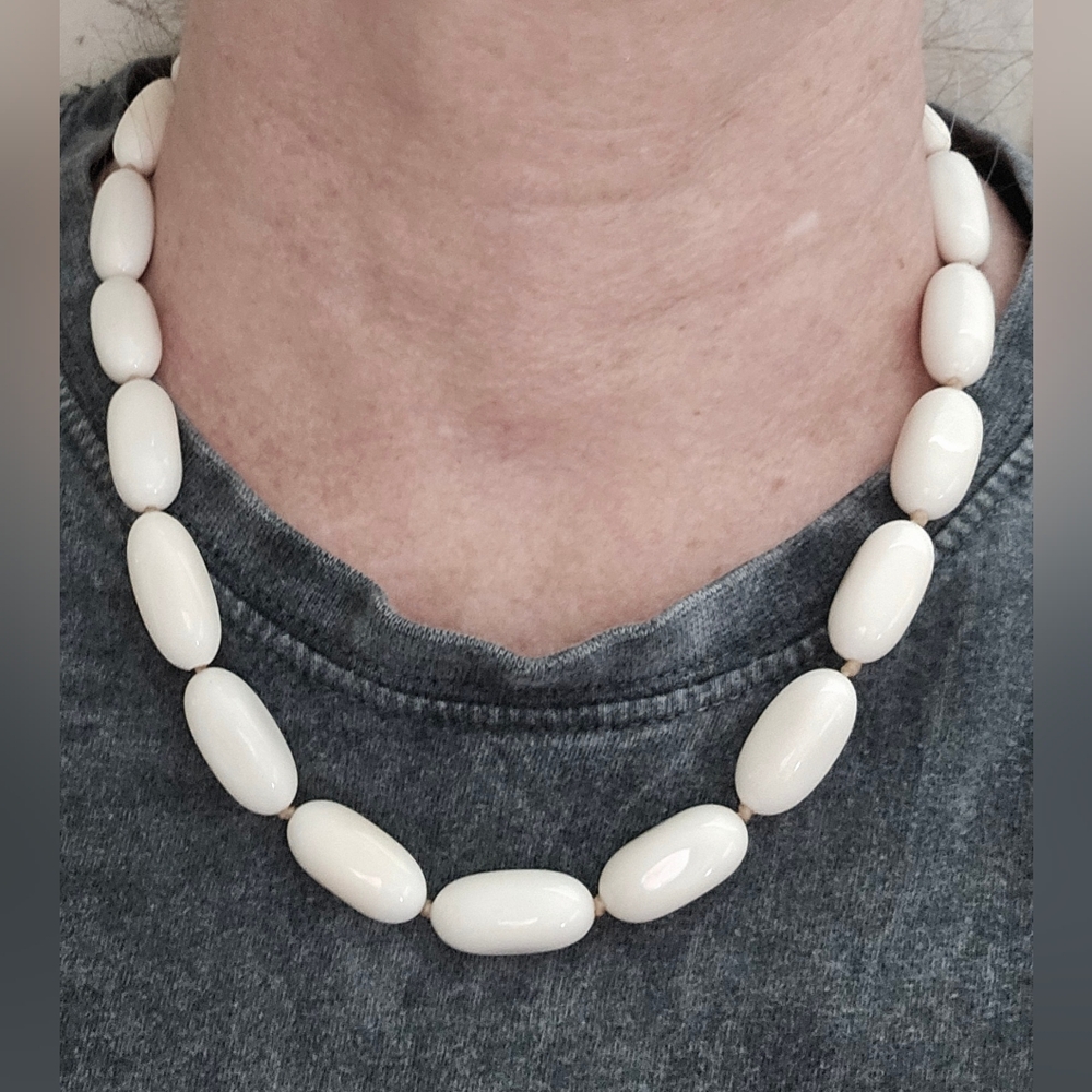 VTG Mid-1980s Kyzylkum Desert Cacholong Opal 19"L Necklace- Ivory White